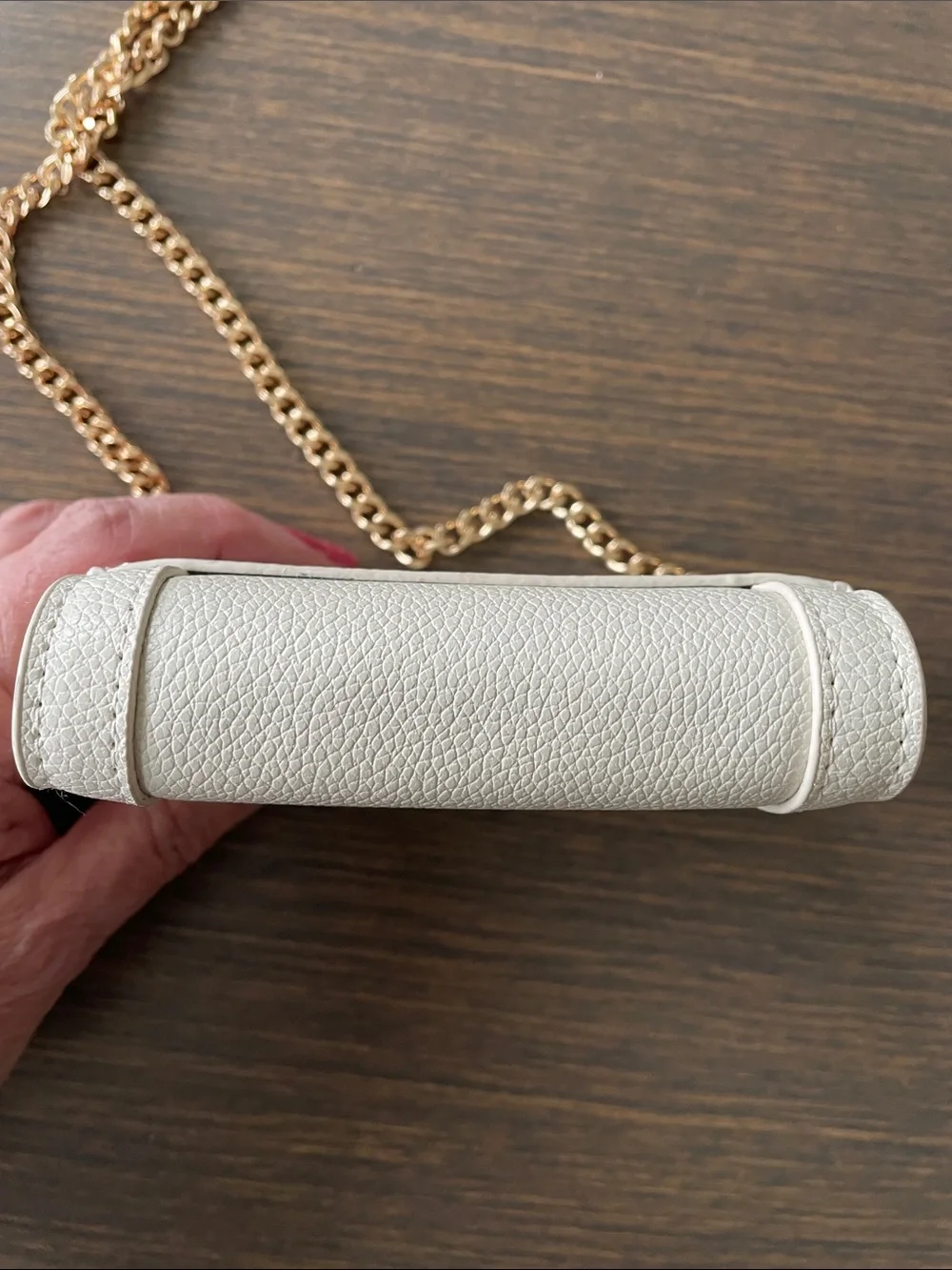 ANNE KLEIN WHITE PEBBLED CROSSBODY WALLET ON A CHAIN with Gold Hardware